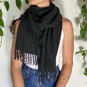 🌹 SOLD 🌹 Vintage Banana Republic Dark Grey Scarf Angora Shawl